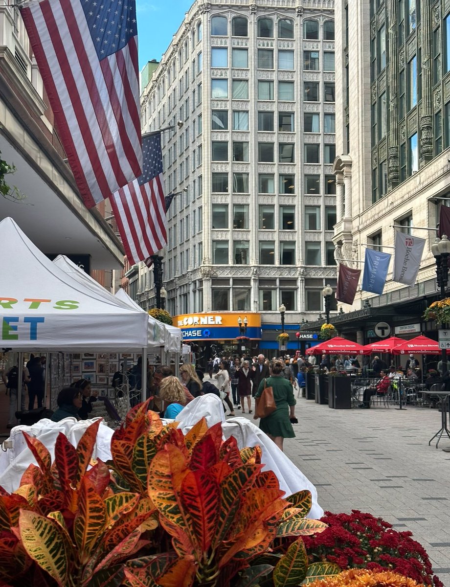 Come visit the vendors of the Downtown Boston Arts Market 🎨 the action is on Summer Street until 5 pm!