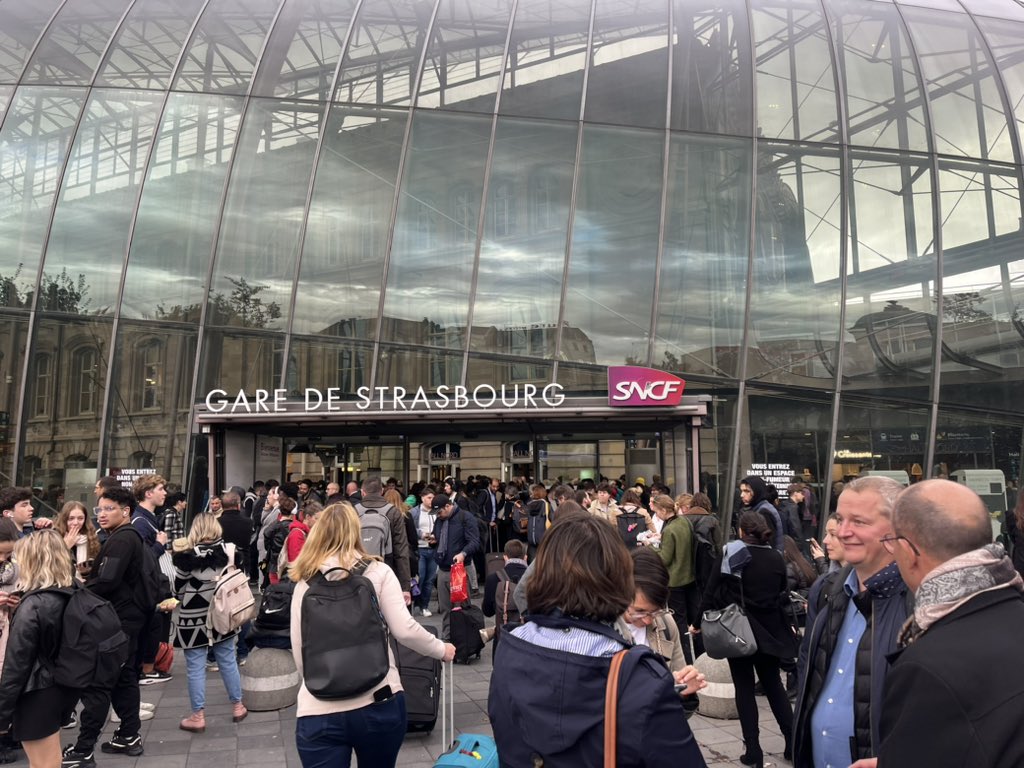 florNEWS's tweet photo. Could be a long night. Still no trains into or out of Gare Central, Strasbourg following  “the release of smoke on a train” earlier. Thousands of stranded travelllers. Regular updates telling us that there are no updates! https://t.co/OL1WoZkPZ2