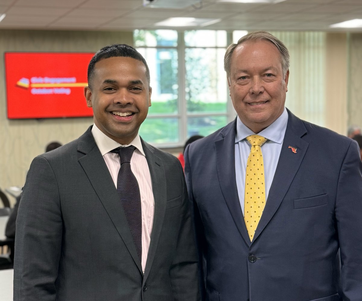 WashCoMDElect's tweet photo. Election Director Barry Jackson met with Secretary Monteiro and spoke at a civic engagement event at HCC this morning!  Young civic minded individuals are always in demand! There’s no better time to get involved and start a career in civic life!
https://t.co/PLYrLUIwgO
#MDVOTES https://t.co/pjJ1STO5DW