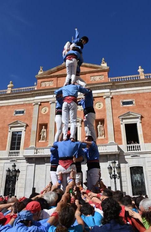 Geperuts's tweet photo. A la tercera ronda, vam descarregar un molt bon 3d6a, sense que es notessin els nervis del primer castell de 6 amb agulla des del 2019 ! 🤩💙

📷 @alexxtr.casteller https://t.co/SUrpkbBi67