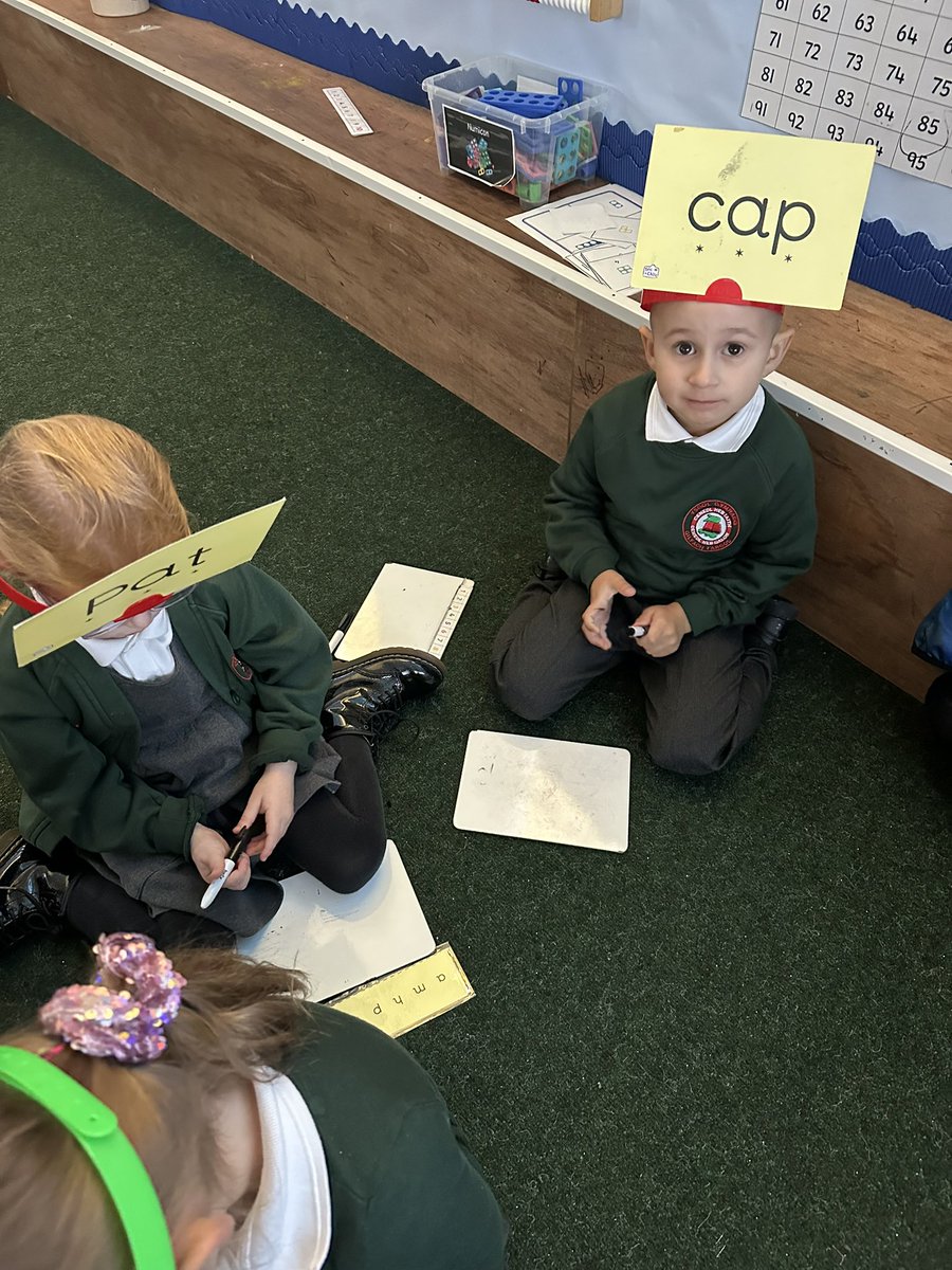 Dysgu blendio geiriau yn chwarae gêm hwylus heddiw! ⭐️ <a href="/CPeniarth/">Peniarth</a> <a href="/EAS_Cymraeg/">Cefnogi'r Gymraeg</a>
