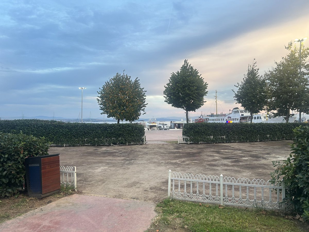 BreadAndRosess's tweet photo. Tuzla Gençlik Gemisinin karşısındaki çocuk parkını neden yerinden komple söktünüz? 
@TuzlaBelediyesi @erenalibingol https://t.co/hjBwlCnJqT