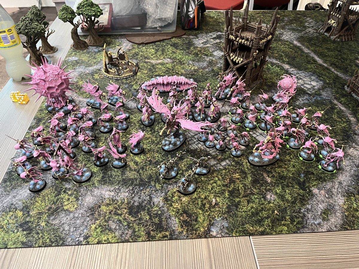 Selling my Nighthaunt, pics linked but if you need more let me know. Looking for £350 including endless spells and postage. Retweets appreciated. 

All fully painted unless otherwise stated.