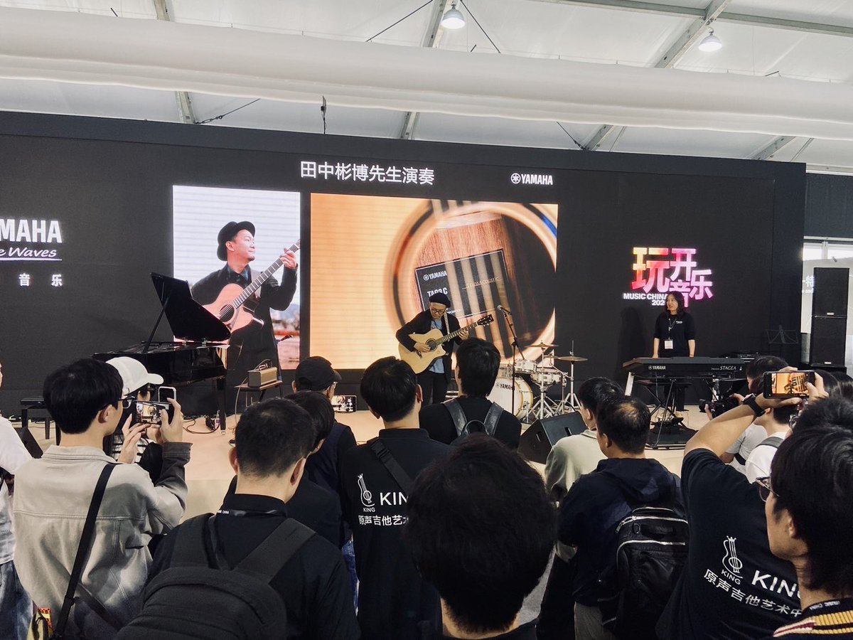 guitar_akihiro's tweet photo. アジア最大級の楽器と音楽の見本市
『上海MUSIC CHINA』で、
全世界に発表になったヤマハの新アコースティックギター #TAG3C を
世界初ステージ・パフォーマンスしました。
録音再生ルーパー機能、
リバーブ等のエフェクト機能、
Bluetooth再生機能がオールインワンになったすごいギターです! https://t.co/NHsSfMlDir