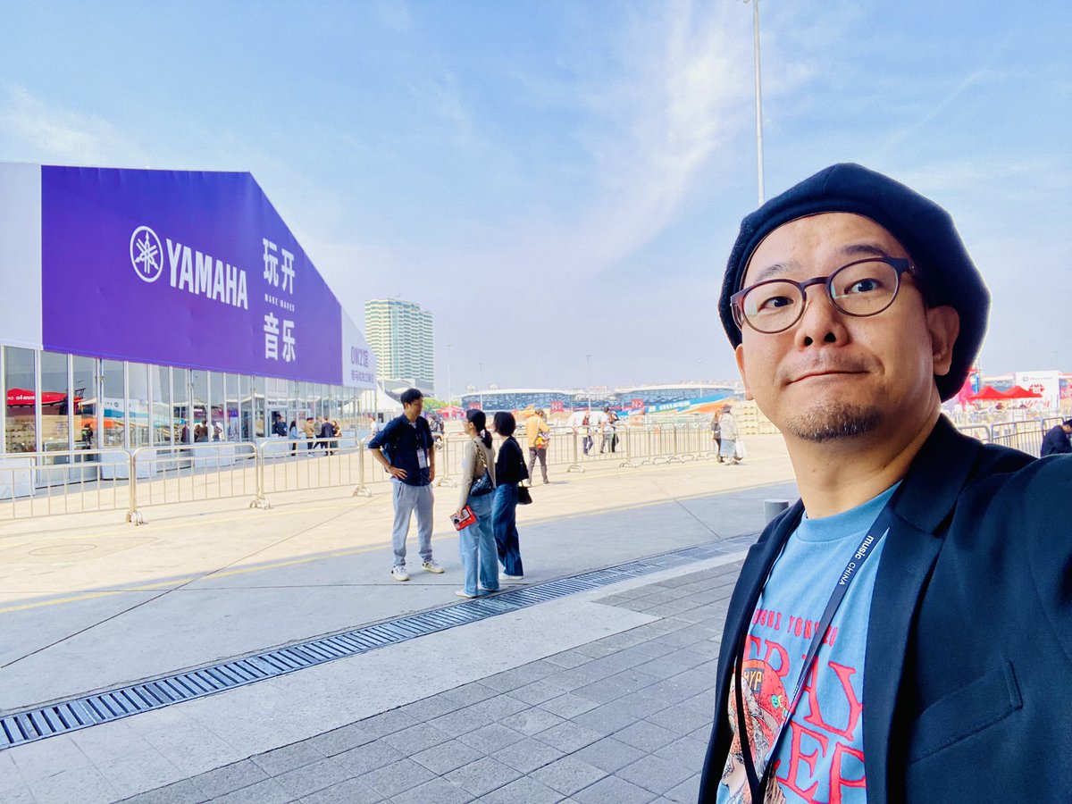guitar_akihiro's tweet photo. アジア最大級の楽器と音楽の見本市
『上海MUSIC CHINA』で、
全世界に発表になったヤマハの新アコースティックギター #TAG3C を
世界初ステージ・パフォーマンスしました。
録音再生ルーパー機能、
リバーブ等のエフェクト機能、
Bluetooth再生機能がオールインワンになったすごいギターです! https://t.co/NHsSfMlDir
