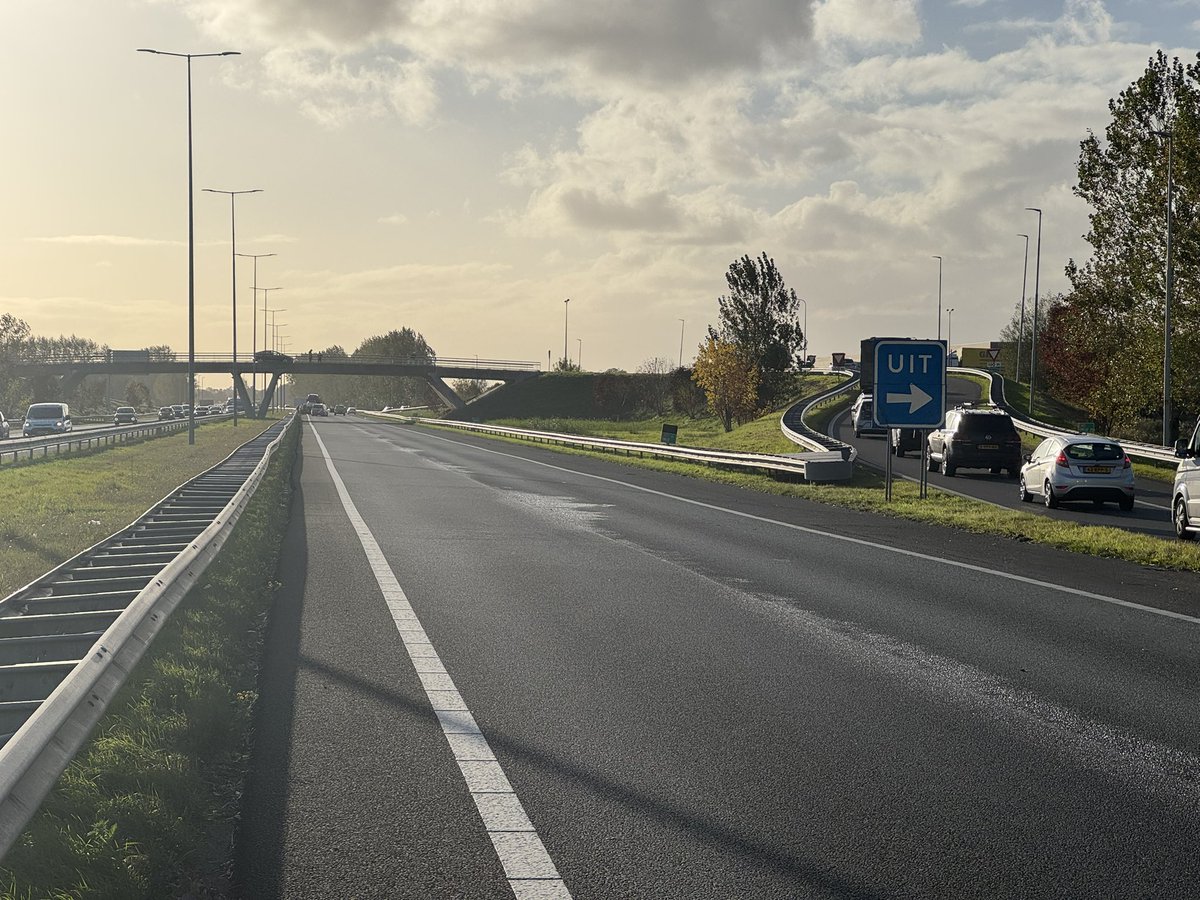 📍A7 #Westpoort | Wegens een ongeval was de A7 zojuist afgesloten. Het verkeer moest het incident via de op- en afrit passeren. De weg is zojuist weer vrijgegeven. Dit voorval zorgt wel voor vertraging voor het verkeer vanuit Groningen naar Leek. <a href="/RWSverkeersinfo/">Rijkswaterstaat Verkeersinformatie</a>