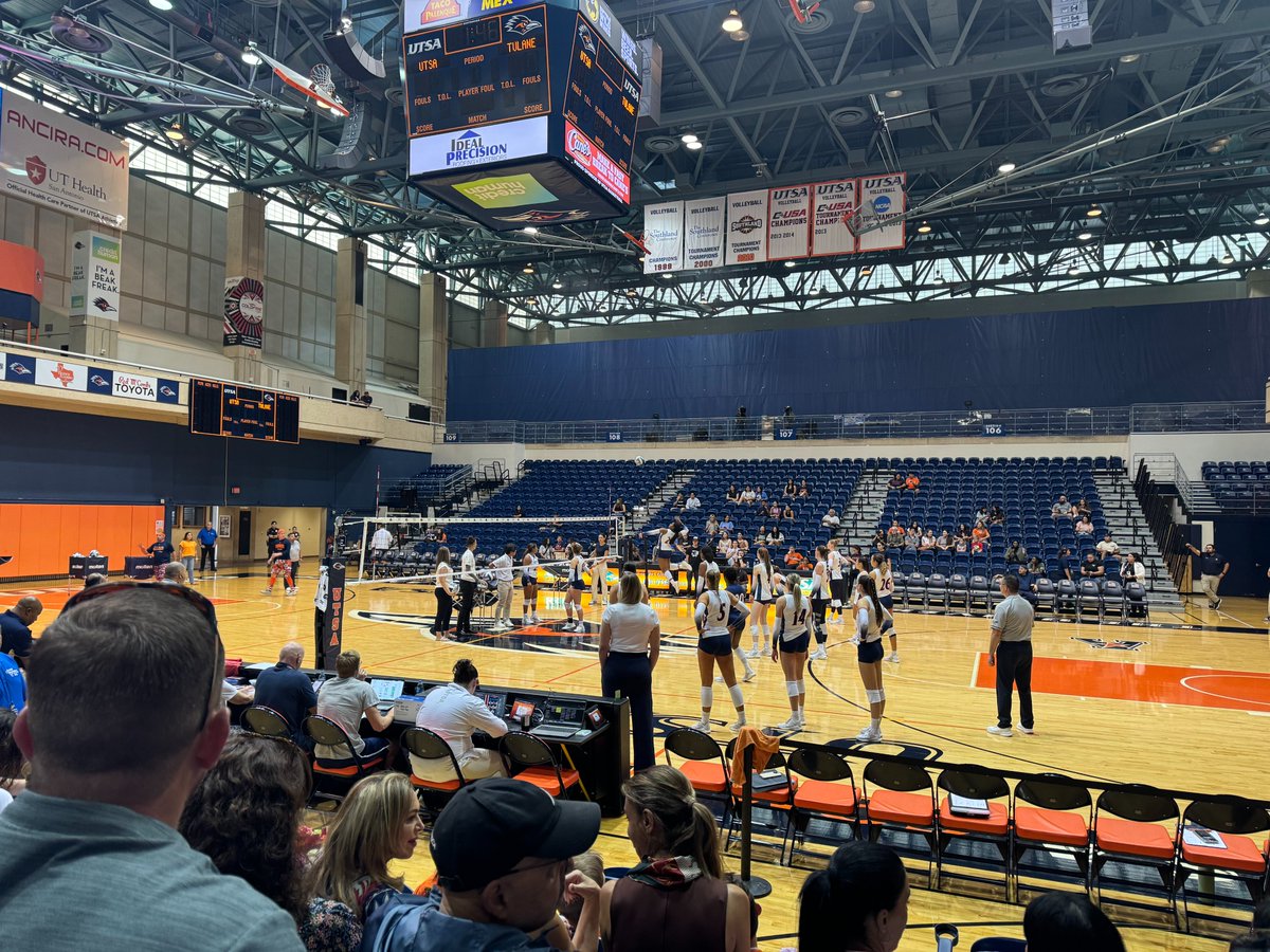 _ECVolleyball's tweet photo. ๐๐๐Team Bonding!! UTSA EDITION! Our girls had a great time watching some next level volleyball yesterday evening! What a Great experience! Go Runners!๐งก๐๐#ECVB #UTSAVB https://t.co/LupOVXsmkN