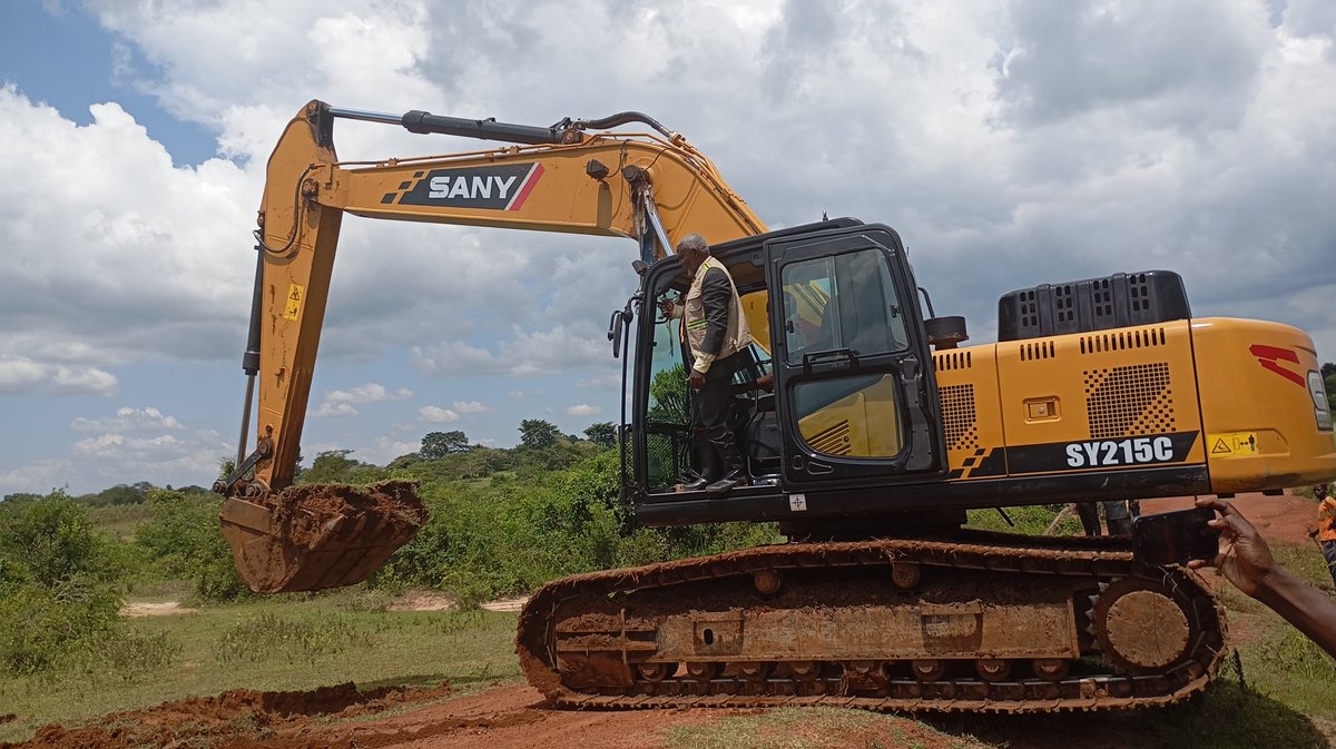 GovtKumi's tweet photo. Today, the RDC Kumi @washaki_ahamada  launched the construction of Kajamaka Earth Dam worth 3.87 billions to be done through Local Economic Growth Support (LEGS)project under @MoLGUganda. Works to be carried out by Greystone Company Ltd for a period of 10 months. 
@GCICUganda https://t.co/yh7hy8xqrG
