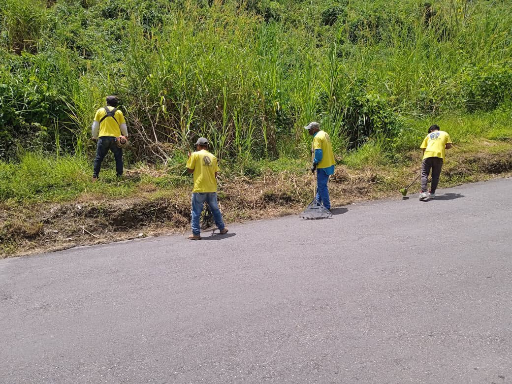 🌿 Realizamos trabajos de desmalezado, limpieza y recolección de desechos vegetales en los laterales viales de la Urb. #ElEncantado. 🧹

¡Seguimos trabajando por municipio  más limpio! #ElHatillo #CuidemosElHatillo