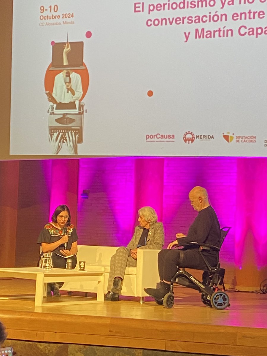 Sol Gallego Díaz y Martín Caparros con Eileen Truax en <a href="/periodismomigra/">International Congress on Migration Journalism</a> de <a href="/porCausaorg/">✳️porCausa</a> en Mérida <a href="/martin_caparros/">Martín Caparrós</a> <a href="/EileenTruax/">✳️ Eileen Truax</a>