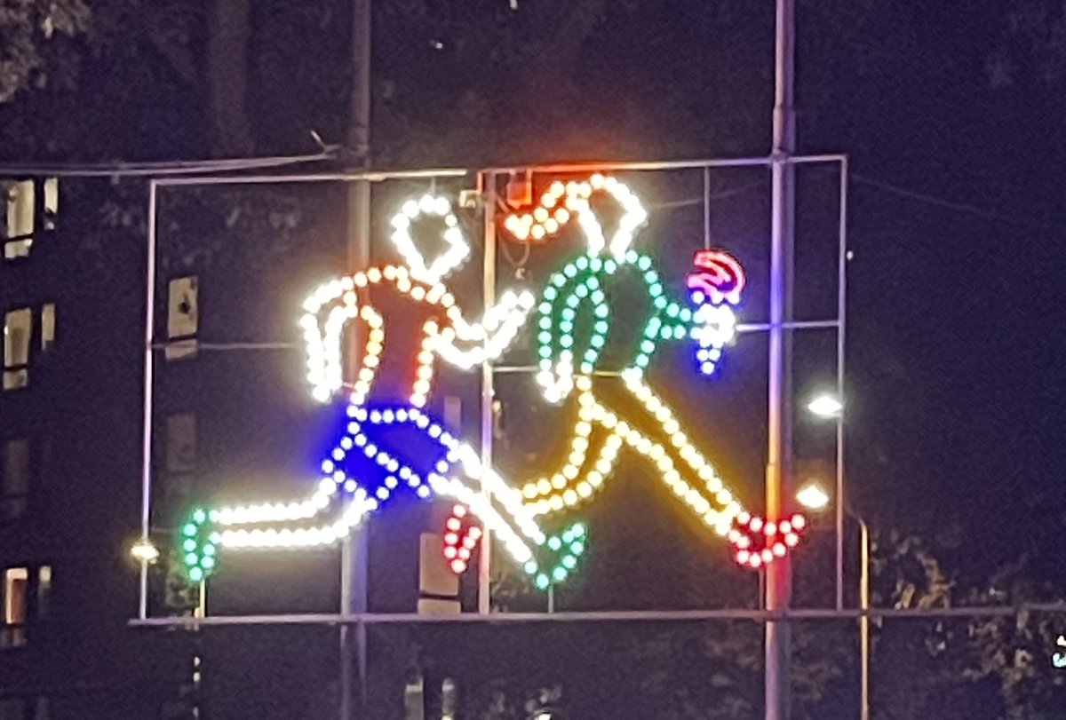 Lichtjesroute's tweet photo. 💡Langzaamaan ‘lopen’ we richting het einde van de 40e editie van onze Lichtjesroute Eindhoven! Nog vier dagen kun je (of nog een keer ☺️) genieten van alle lichtornamenten en lichtprojecten. #watledje #lichtjesroute #eindhoven #jubileumjaar 💡 https://t.co/B8vT1gA3HE