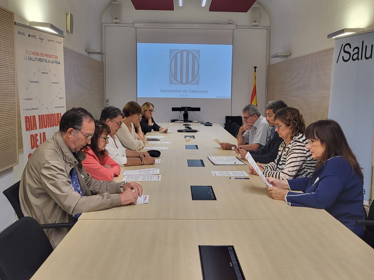 Acollim l'acte del #DiaMundialSalutMental dedicat aquest any a la salut mental a la feina. 
Associacions de pacients i famílies s'han reunit amb el director de ST de Salut, Jaume Heredia, i Drets Socials i Inclusió, Helga Nuell, per visibilitzar la importància de la salut mental.