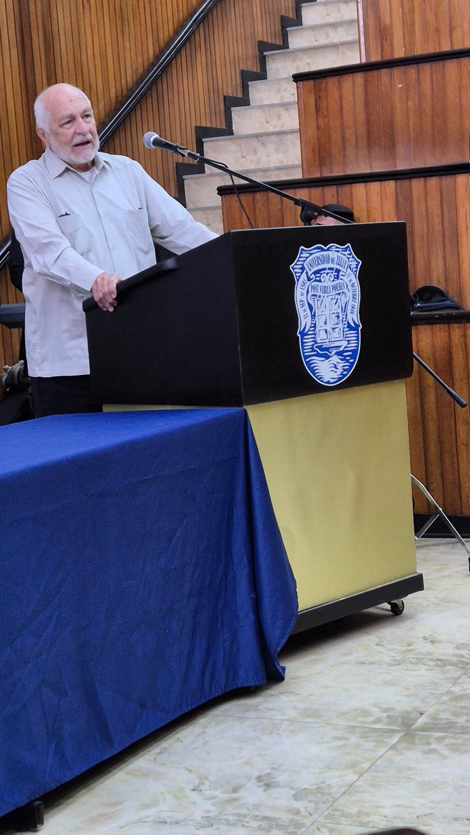 En el homenaje al Dr Pachano
El Dr Regulo Pachano Añez fué un excelente profesional y universitario apasionado.
Como Vicerrector y Rector dió lecciones de integridad y servicio y de apertura mental y politica.
Un demócrata a toda prueba.
Vivió con intensidad, en todo sentido.
De