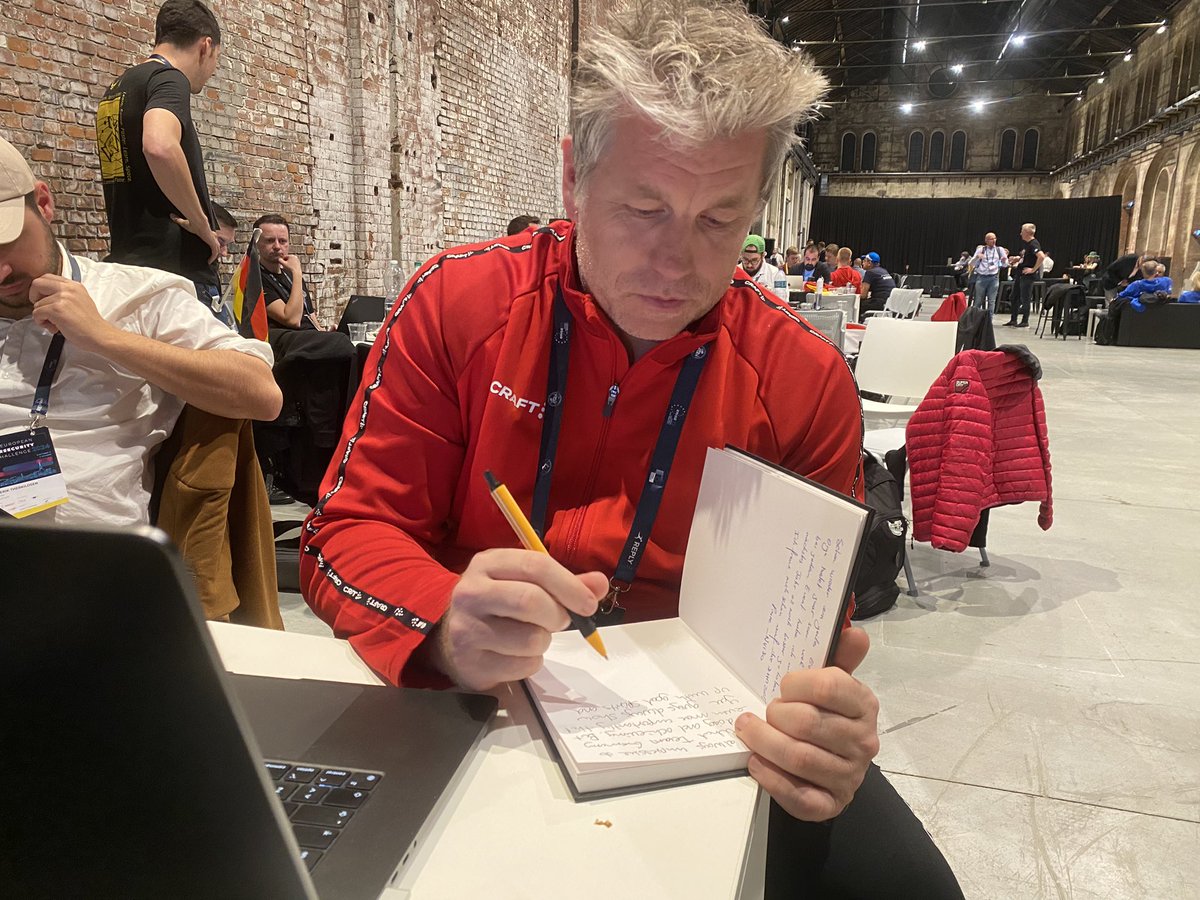 Med 20 minutter tilbage af EM er der lige tid til at skrive i Tysklands venskabsbog 🤗