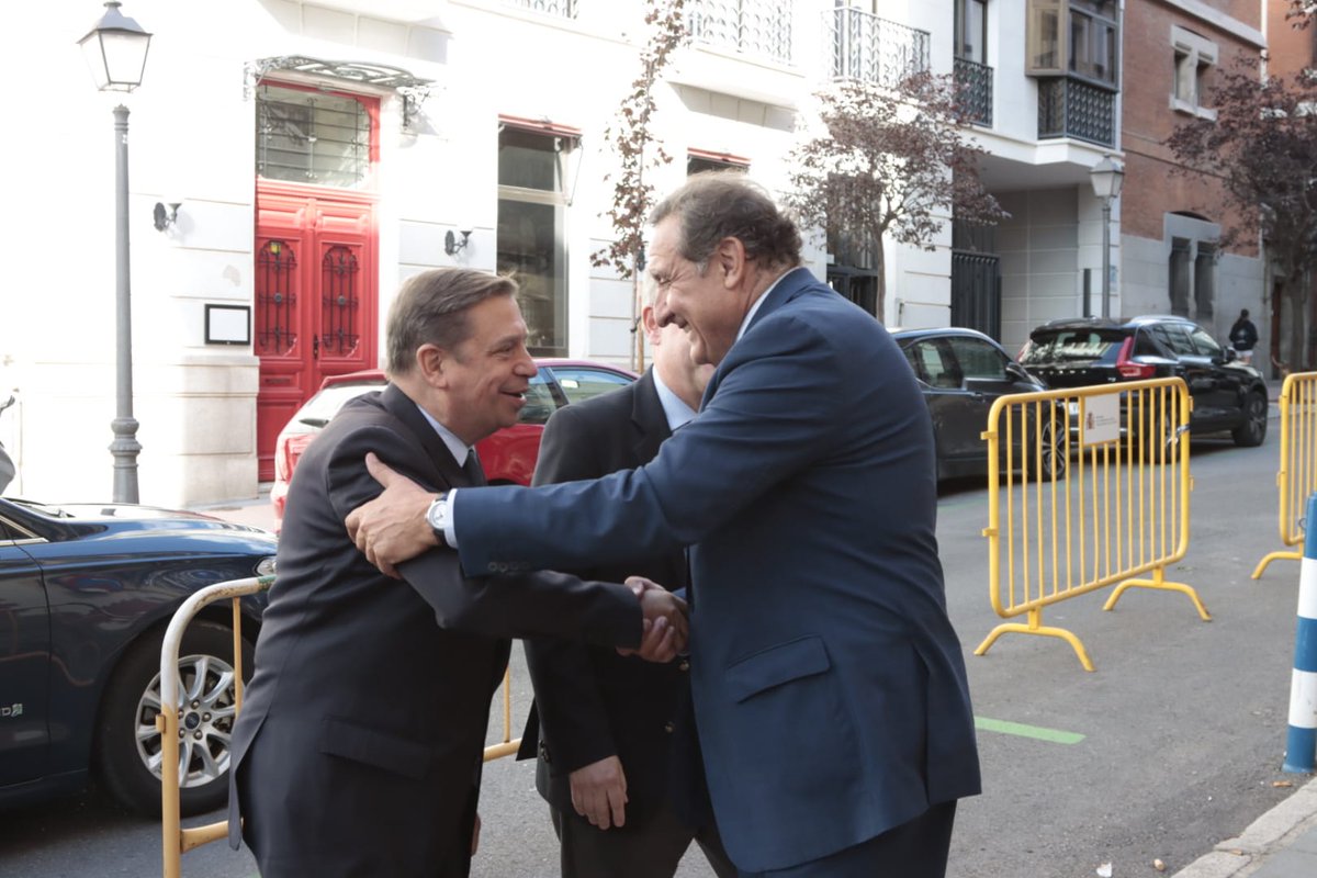 Agradecemos su presencia al Ministro de @mapagob <a href="/LuisPlanas/">Luis Planas Puchades</a>, que es recibido por <a href="/OpagacJulio/">Dr Julio Morón Ayala</a>, gerente de <a href="/_opagac/">OPAGAC</a>

 #CongresoDelAtún2024 #atún #gastronomíasostenible #sostenibilidad