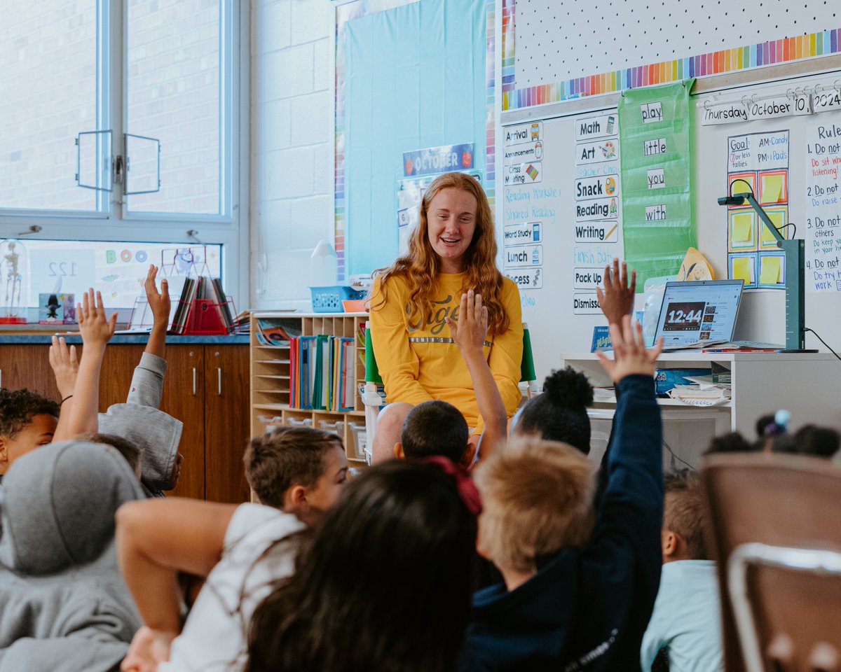 Serve intentionally 📚

Grateful for the opportunity to read and hand out book bags this morning at Blue Ridge Elementary alongside our friends <a href="/unitedwaycemo/">United Way CEMO</a>! 🐯