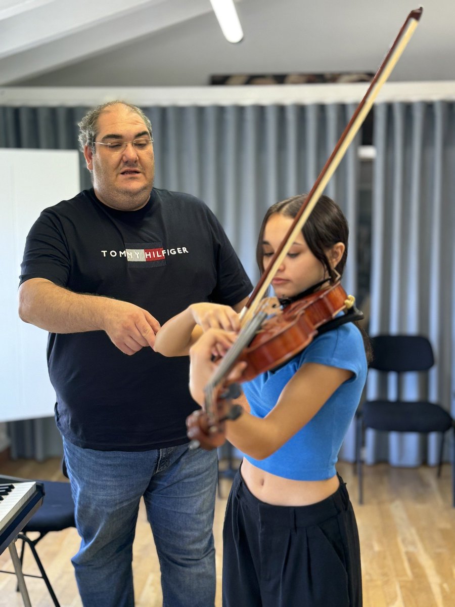 📷 La diferencia entre lo bueno, lo muy bueno y lo perfecto puede estar en unos pocos grados de inclinación del instrumento, en un pequeño detalle, casi imperceptible.

📷 Nuestra Academia de Estudios Orquestales continúa sus clases con profesores como Joaquín Riquelme.