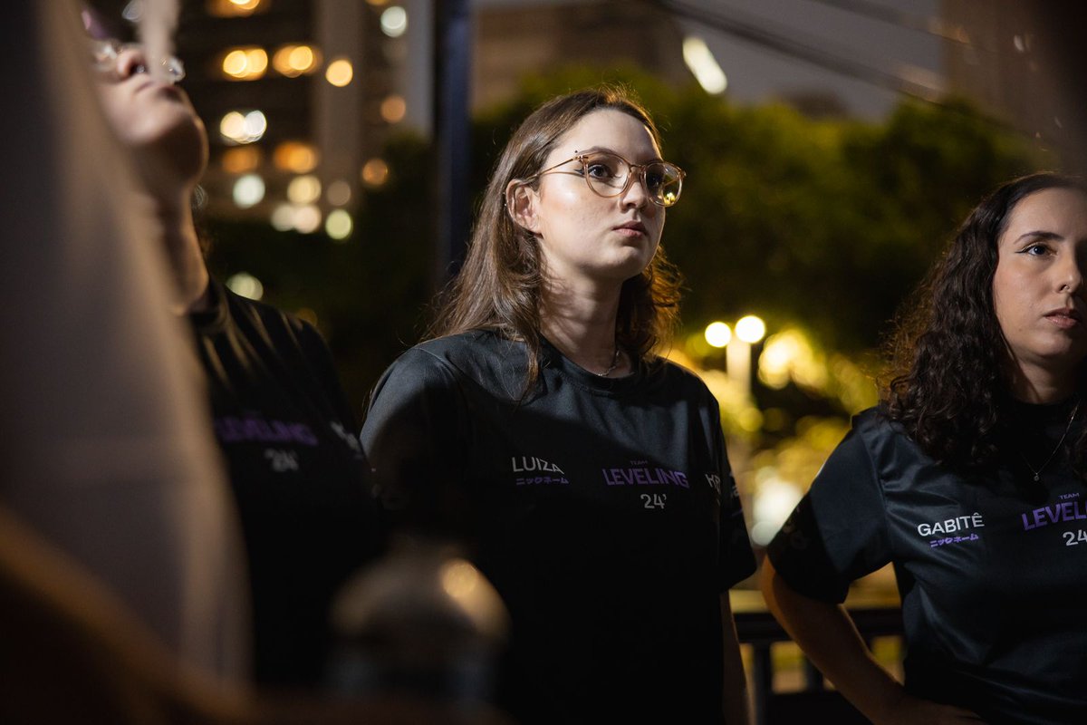 Oi gente, passando pra relembrar vocês que sigo F/A.
Sou main sentinela mas possuo XP como flex/ duelista e controladora mas me adapto rápido a qualquer função.
Possuo XP em 6 lans GC e disponibilidade 24 hrs!

RT = vai ganhar todas as ranked 💙