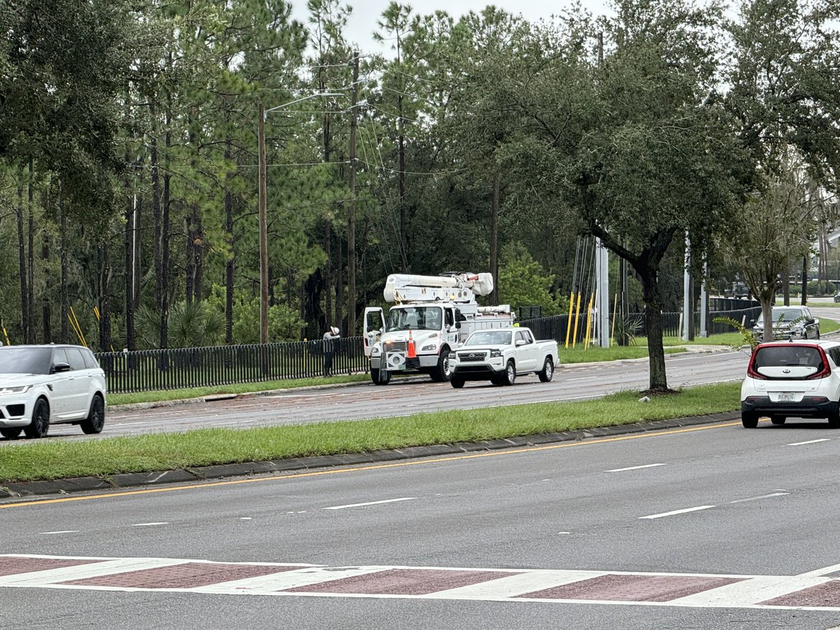 RobertWClark7's tweet photo. UCF PD assisting with traffic right across the street from Central Florida BLVD. Linemen are already working on restoring power. https://t.co/2ATERi7dhP