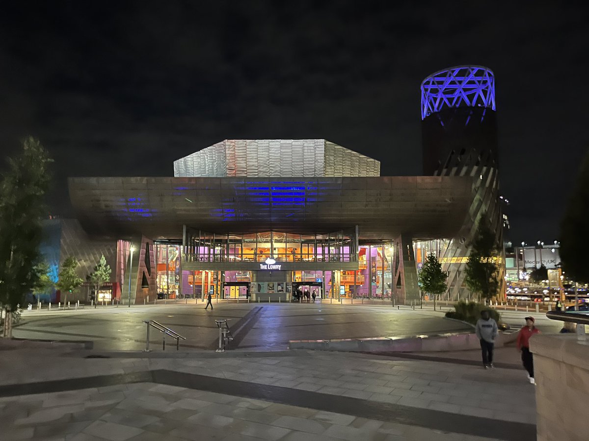 The UK tour of #Moments has officially started ! 

Thanks to everyone@The_Lowry ! We felt so well looked after! 

What a building and what a team. Feeling privileged to be part once again of that exceptional programme.

Until next time! 

Next stop <a href="/tftheatres/">Tobacco Factory Theatres</a> on Oct 22 &amp; 23!