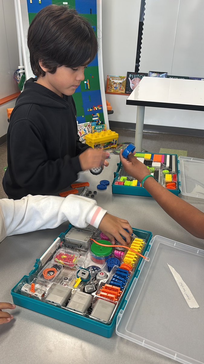 APanedaDLC's tweet image. Building a mars buggy using beams and gears. #GoPumas @northranchito 🐾 #RoboticsRocks