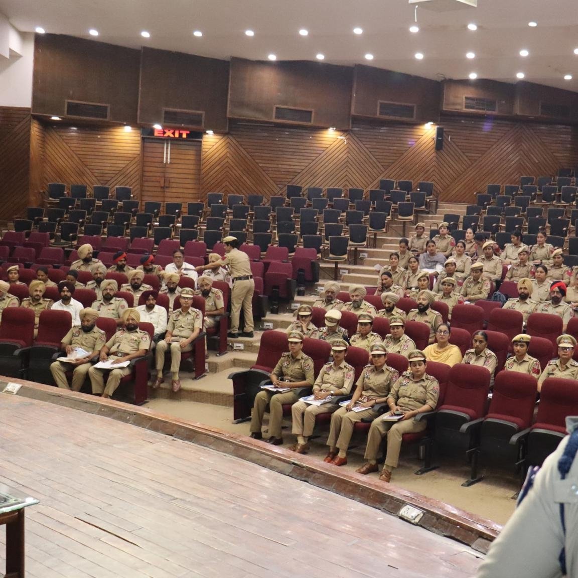 PatialaPolice's tweet image. SSP Patiala inaugurated the second day of training on Juvenile Justice Act for more than 150 officers of Patiala range at Thapar Institute. 
#JuvenileJusticeAct #ChildProtection #TrainingProgram #ProtectOurChildren