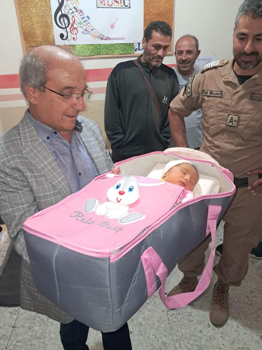 هذه الطفلة أول طفلة تولد في مراكز الاستضافة وقد سماها والداها كلارا تيمناً باسم رئيسة المركز في ابتدائية الشوير الرسمية كلارا صوايا.
ستروي هذه الطفلة عندما تكبر أنها حملت اسماً يذكرها دوماً أنه في زمن الحرب وجدت حضناً دافئاً وأن اللبنانيين تفرقهم السياسة وتجمعهم الإنسانية