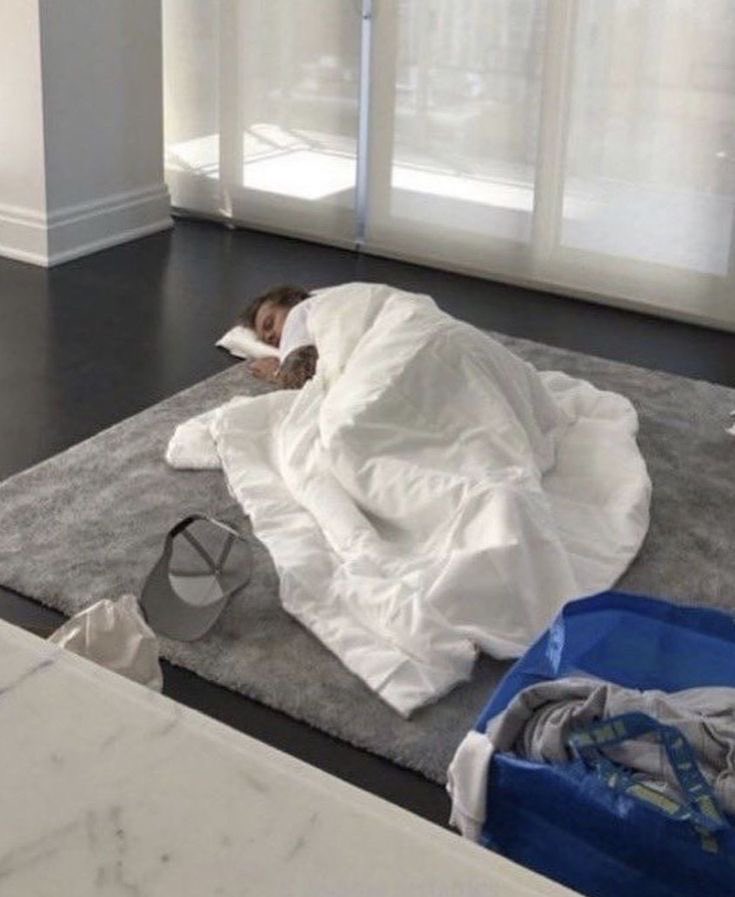 hscherrybabyy's tweet photo. “New harry single October 18th!!!” 

“omg hs4 at midnight!!”

meanwhile harry: https://t.co/8q5uTESqSh