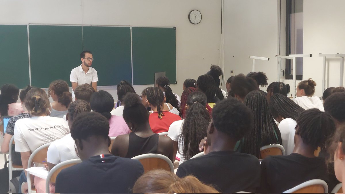 JMprofhg's tweet image. Début du cycle de rencontres organisées pour les 1ère #HGGSP du #LFJM #Dakar : un échange avec @Gwendal_Lavina, correspondant de @RFI et @radiofrance ici.
Parcours personnel, éthique et responsabilité du journaliste, mutations actuelles, un moment enrichissant pour les élèves.