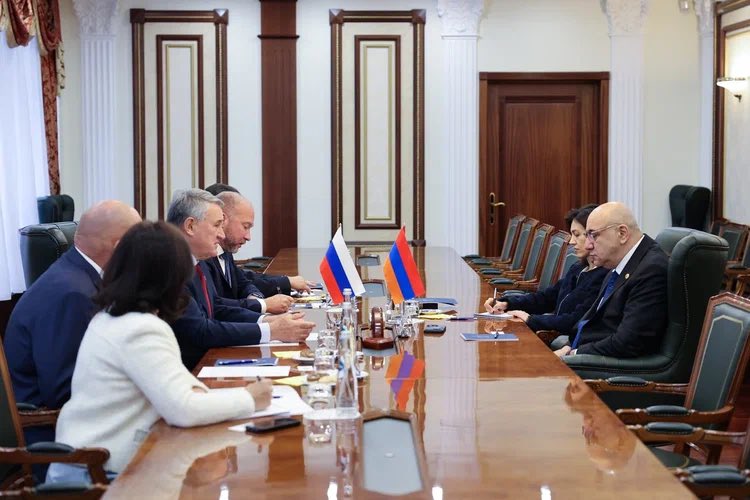 armembrus's tweet photo. 🇦🇲🇷🇺9 октября Посол #Арсенян встретился с Зампредседателя Совета Федерации Юрием Воробьевым. Во встрече участвовал также член Комитета СФ по международным делам Александр Карелин.
Обсуждены межпарламентское взаимодействие, совместные культурно-образовательные, спортивные проекты. https://t.co/OR4y3lKynw