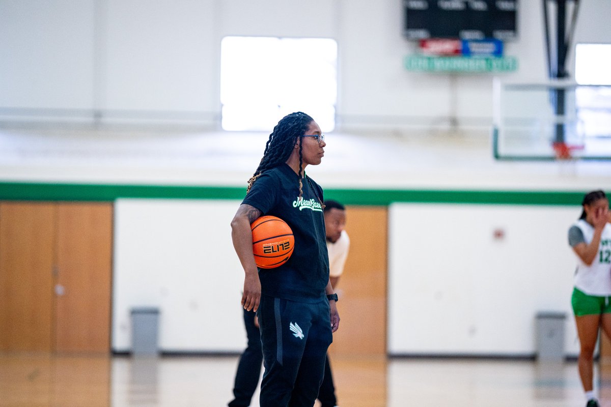 MeanGreenWBB's tweet photo. Join us in wishing @CoachPDavis_ a happy birthday 🎉
#GMG🦅 https://t.co/1XDXsnQMrE