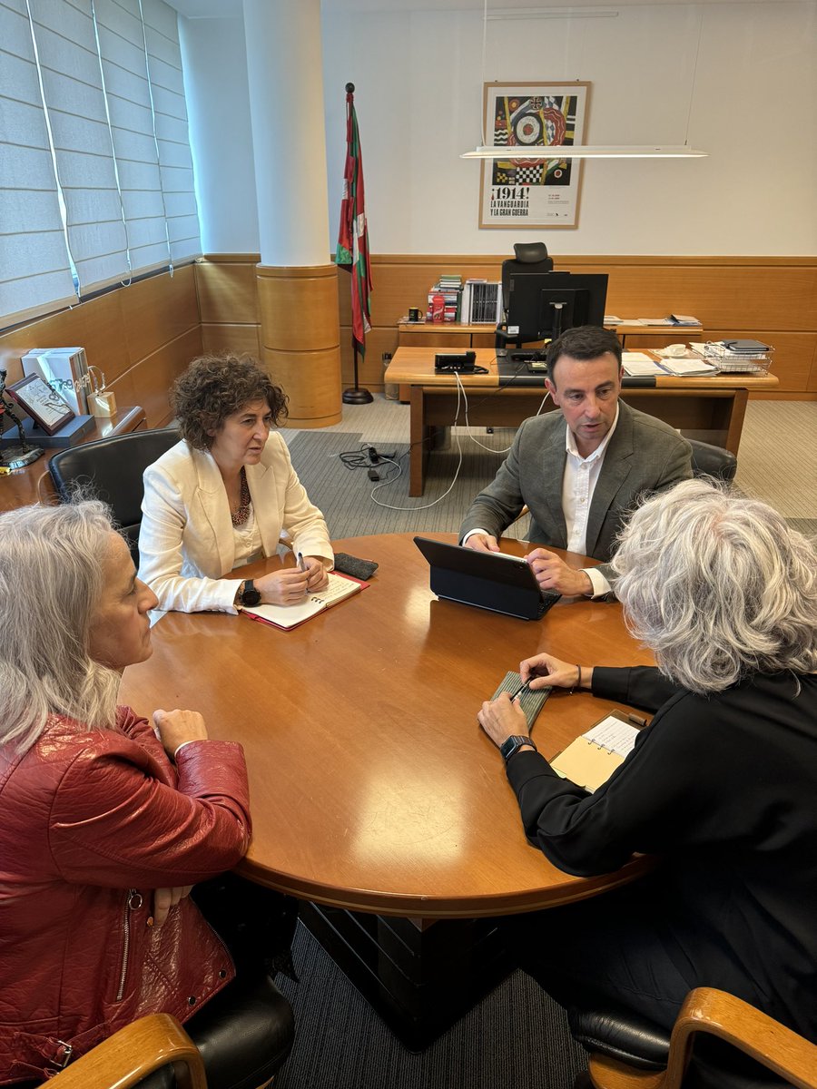 MikelTorresEJGV's tweet photo. Hoy me he reunido con Emilia Montserrat Málaga y Yolanda Zarandona, presidenta y secretaria general respectivamente del Consejo de Relaciones Laborales.

El CRL-LHK es un órgano de diálogo y encuentro entre las confederaciones sindicales y empresariales

https://t.co/tlIjz95Gek https://t.co/0xmcXzA162