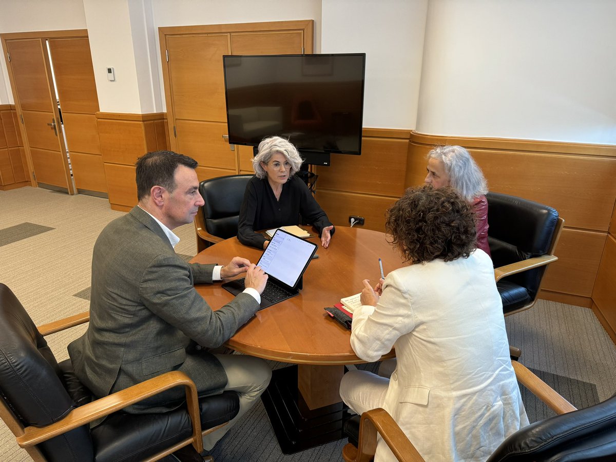 MikelTorresEJGV's tweet photo. Hoy me he reunido con Emilia Montserrat Málaga y Yolanda Zarandona, presidenta y secretaria general respectivamente del Consejo de Relaciones Laborales.

El CRL-LHK es un órgano de diálogo y encuentro entre las confederaciones sindicales y empresariales

https://t.co/tlIjz95Gek https://t.co/0xmcXzA162
