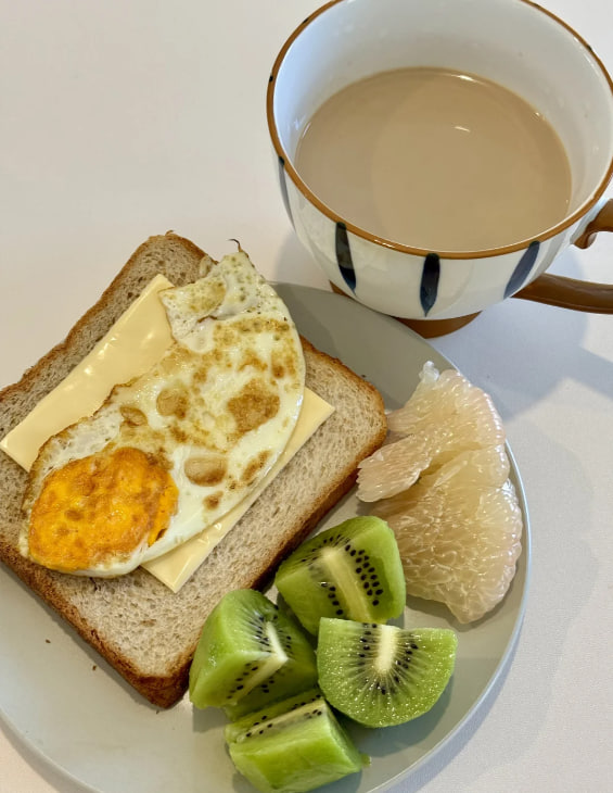 VivianZoro's tweet photo. Whole wheat toast 🍞 + fried egg 🍳 + cheese 🧀 slices + kiwi 🥝 + grapefruit
Coffee☕️
#fatloss #whattoeatforoneperson #today'sbreakfast #mybreakfast #breakfastcheckin #today'sbreakfastlookslikethis #breakfast #nutritioushealthybreakfast https://t.co/KArZxlqHOp