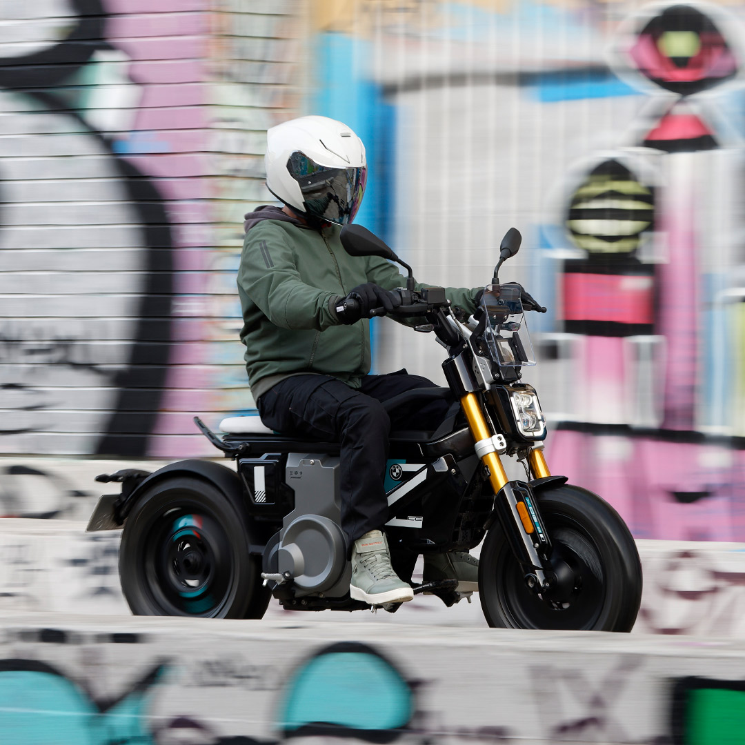 BMWMotorrad_Mx's tweet image. Con el CE 02 desplazarte por la ciudad superando obstáculos nunca había sido tan rápido, ágil y divertido. 🤟😌​

#PluggedToLife​
#MakeLifeARide