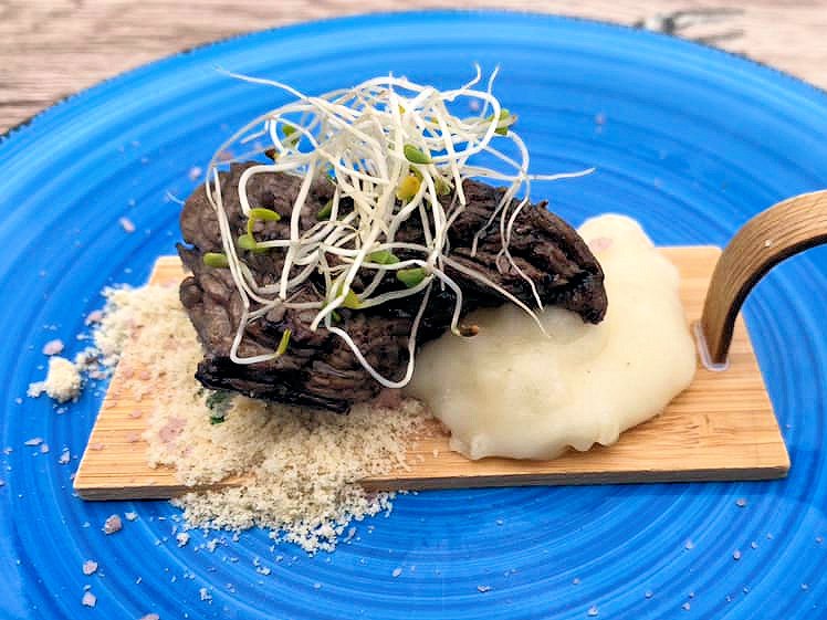 The Zahara Beef Festival was well worth visiting today! Another beautiful day out!🍽️🍷

#rutadelretinto #zaharadelosatunes