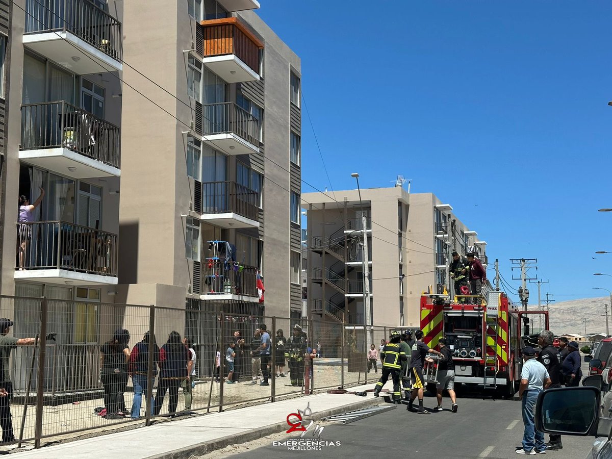 #Mejillones 🚨#EM ⚠️
12:30hrs Unidades de #Bomberos de la comuna concurren a la calle Florentino Novoa condominio Los Chañares por verificación de humo en departamento.
Se trató de ropa en balcones con desprendimiento de humo.
Sin lesionados y daños.