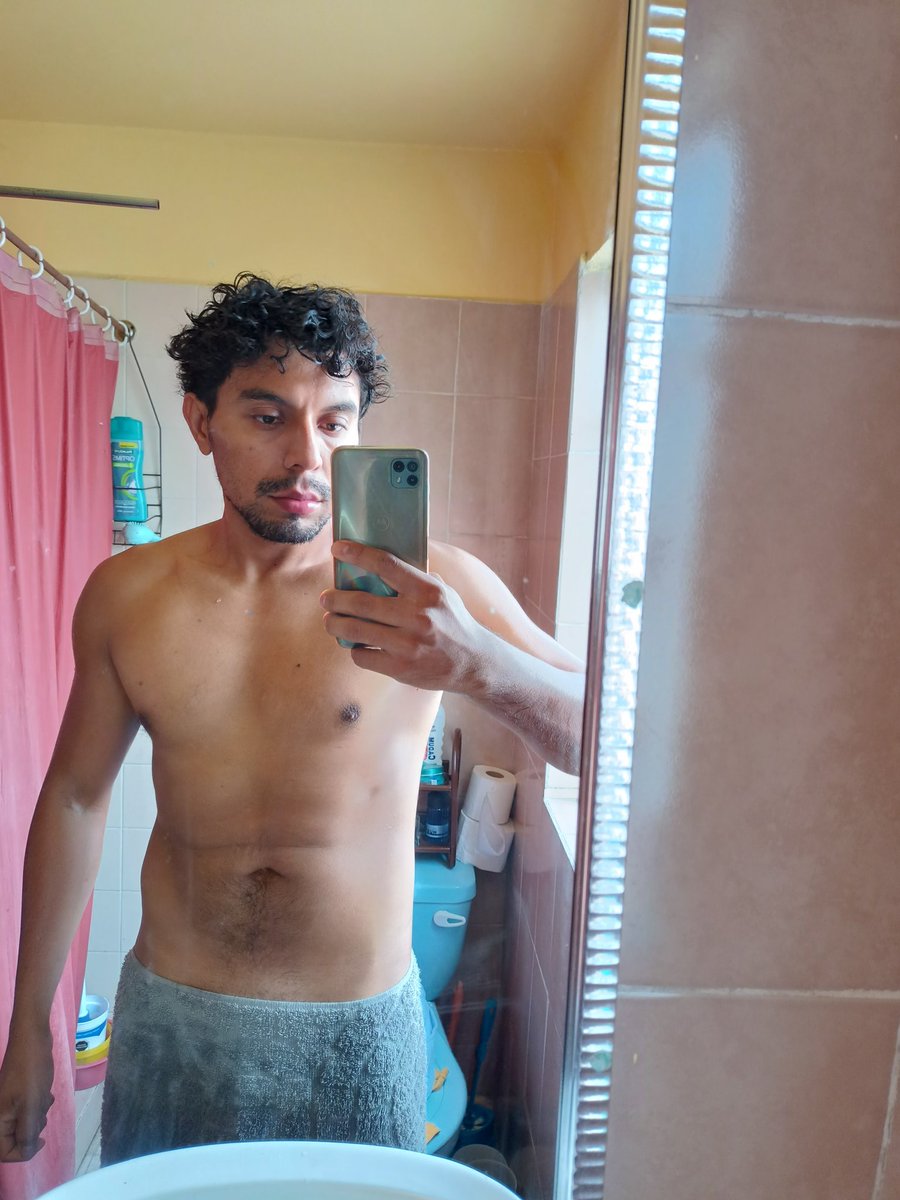 Hola te bañas conmigo

 onlyfans.com/arifull