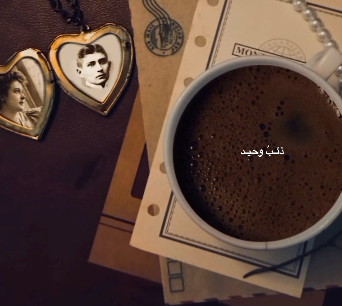 p8040's tweet photo. عندما كانت تُرسل " ميلينا " الرد على أي رسالة لـ " كافكا " ... كان يُدرك تماماً من خلال حروفها وسياق الرسالة ، أنها حزينة ، دون أن تُشير بأي إشارة إلى ذلك الحزن ، كان يُدرك أنها تجلس في ضوء خافت ، كان يتوقع مساحة الغرفة التي تجلس فيها ، كانت ميلينا تندهش من قدرة كافكا على ملامسة حالتها بهذا القدر من الحس والمباشرة.
لكنها القلوب " إذا صَفَت .. رَأَت "