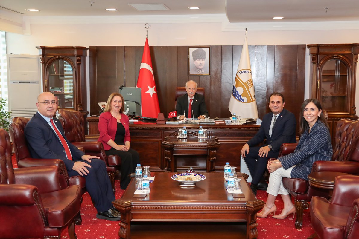 Trakya Üniversitesi Rektörü Sayın Prof. Dr. Mustafa Hatipler’i ziyaret ederek yeni görevinin hayırlı olmasını diledik, eğitim adına sürdüreceğimiz ortak projeler üzerine görüştük. Sayın Rektörümüze ve yönetim ekibine görevlerinde başarılar diler, nezaketleri için teşekkür ederiz.