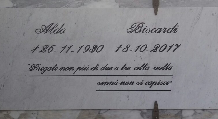 Aldo Biscardi (1930-2017), giornalista e conduttore televisivo, celebre per il programma sportivo Il Processo di Biscardi, è anche l'uomo con la lapide più bella del mondo.