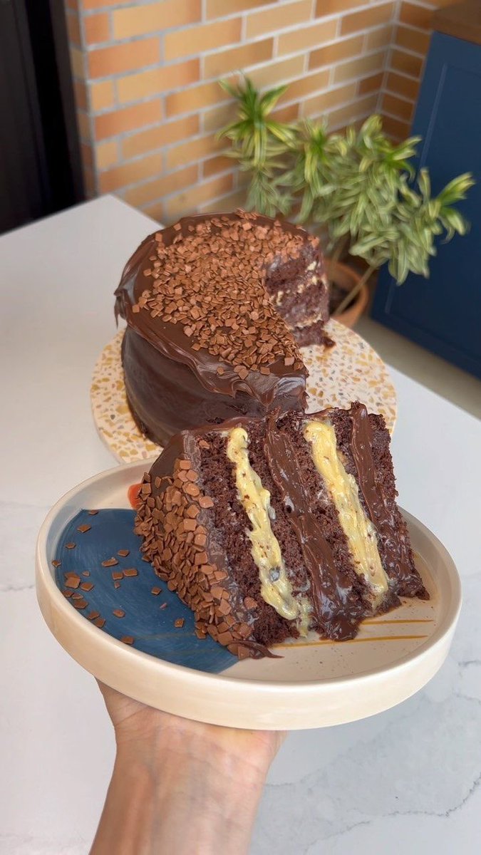 food_porn17's tweet photo. BOLO DE CHOCOLATE COM RECHEIO CREMOSO DE MARACUJÁ https://t.co/ruSUDrVVLP