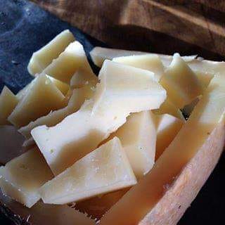 Sapete cosa c'è dietro ogni singola scaglia di Pecorino Sardo Maturo?  La storia millenaria di un'isola e di generazioni e generazioni di donne, di uomini e...di pecore. Per questo ne andiamo così fieri. Tutte le info su pecorinosardo.it #pecorinosardocheese #pecorinosardo