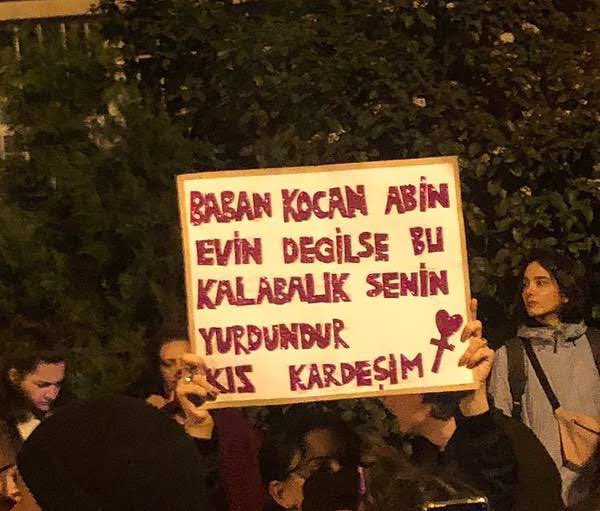 bu kalabalık senin yurdundur kız kardeşim 

#şiddetdildebaşlar
#yasayıuygulakadınıyaşat 
#6284üuygula 
#istanbulsözleşmesiyaşatır