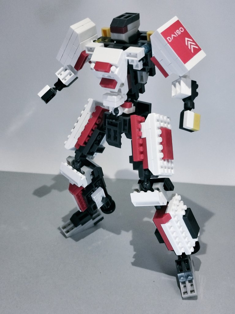 technobreakge's tweet photo. ダイソーロボにシール貼ってみた！
これで確実にダイソー（強引）
イリエワニ改、超作りかけなんだけど、どこか1パックで良いんで売ってないかなぁ。。
#プチブロック https://t.co/YQRAv9S45G