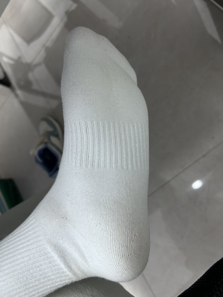 0704ljx's tweet photo. 办公室散发着汗臭 跪在地板上捧着爆吸 https://t.co/wZoqU86uXb