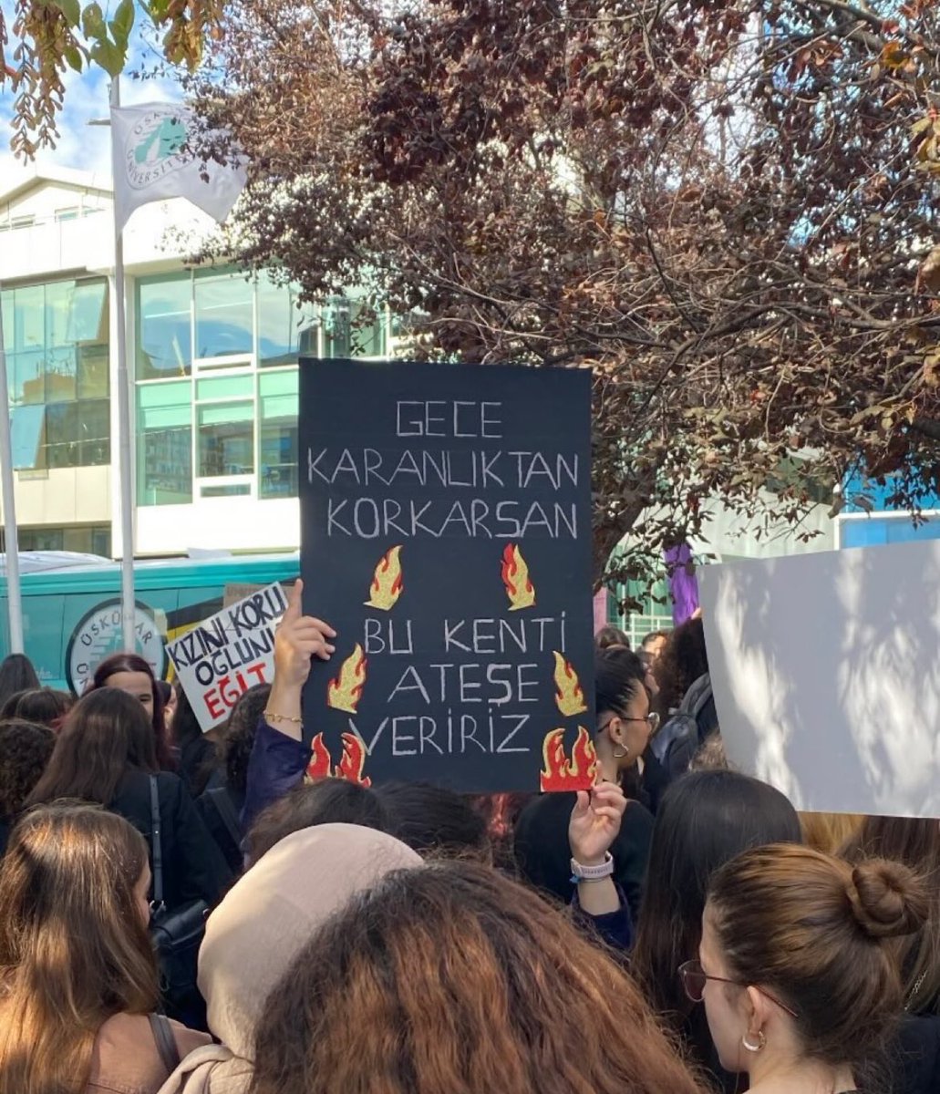 susmak zorunda kalmış bütün kadınlar için bugün sen konuş

#şiddetdildebaşlar
#yasayıuygulakadınıyaşat