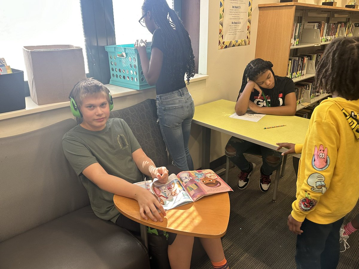 DebbieGibbons12's tweet photo. My 7th grade Step Up Reading students and our reading buddies working together and having some fun! #Readersmakeleaders
#BeEvergreen https://t.co/IWcRINDtV4