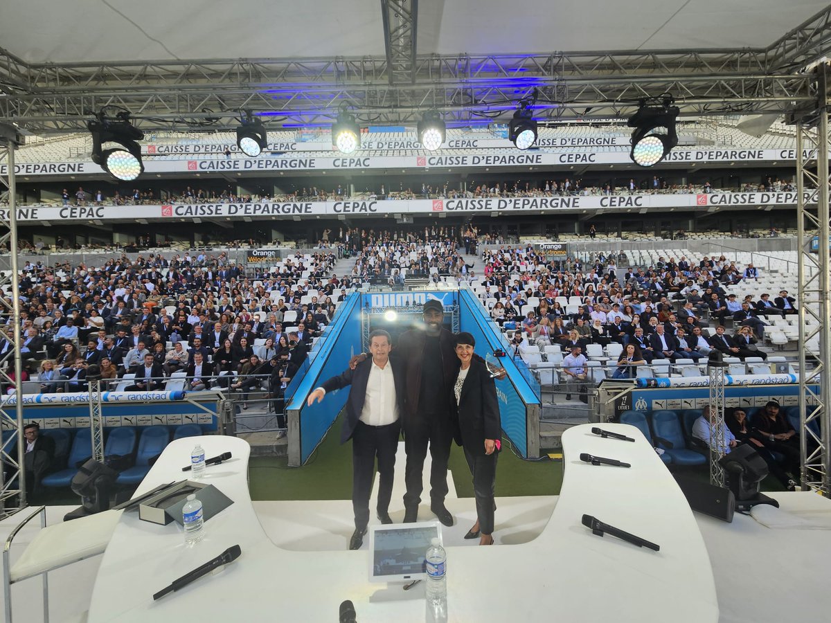 📸 #FDE2024 • <a href="/PKorcia/">Philippe Korcia</a> recevait <a href="/teddyriner/">Teddy Riner</a> sur la grande scène ! Aux côtés de <a href="/fabressec/">Christine Fabresse</a>, il lui remettait le prix de la personnalité du Forum des Entrepreneurs ! ✨