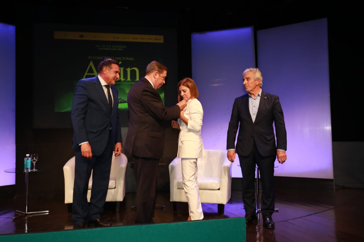 🏅Clausura del Congreso y entrega de reconocimientos a Izaskun Bilbao y Eliseo Villar de manos del Ministro D. Luis Planas y el gerente de <a href="/_opagac/">OPAGAC</a>  <a href="/opagacjulio/">Dr Julio Morón Ayala</a>

 #CongresoDelAtún2024 #atún #gastronomíasostenible #sostenibilidad #pescasostenible